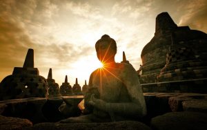 Indonesia-Yogyakarta-Solo-statues-sun-rays_1920x1200